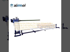 Perfuração da máquina de perfuração no centro da espuma para permitir a inserção da barra de esponja para a máquina de descascamento. Chanfrar a espuma do cilindro em rolos finos e infinitamente longos como pré-máquina para o processamento de descascament